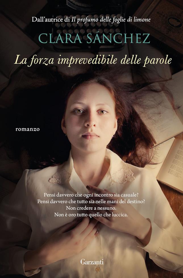 La forza imprevedibile delle parole La copertina di La forza imprevedibile delle parole con una ragazza sdraiata sui libri