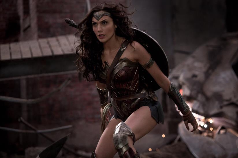 Gal Gadot dice la sua sulla bisessualità di Wonder Woman Gal Gadot come Wonder Woman