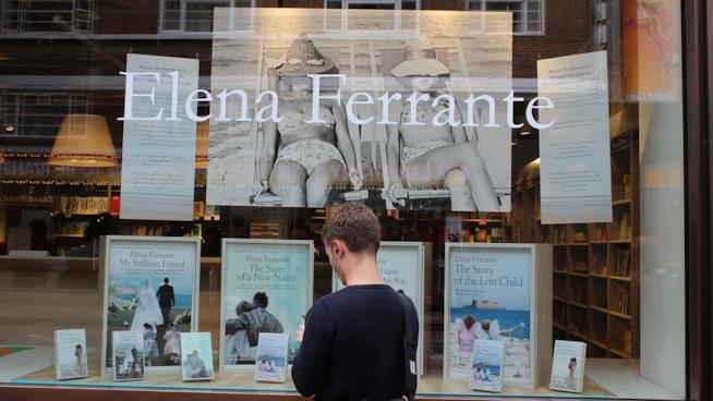Elena Ferrante, il Corriere pubblica il vero nome della scrittrice Una vetrina dedicata a Elena Ferrante