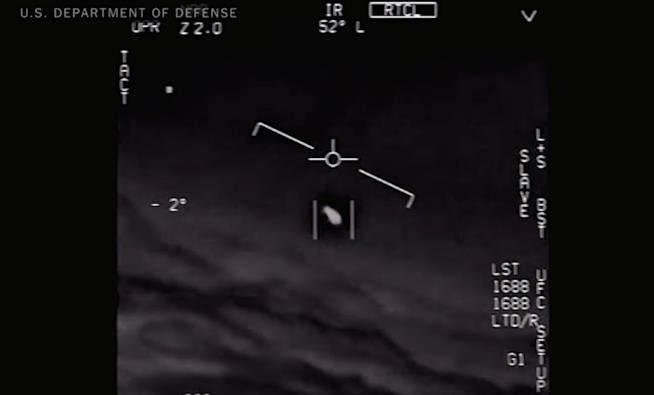 La Difesa americana ha ammesso di aver finanziato un programma per la ricerca degli UFO Il video di un incontro ravvicinato tra piloti della Marina e un oggetto non identificato