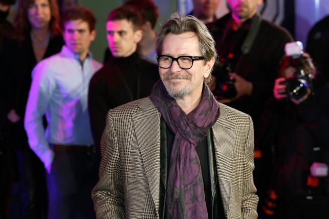 La prima foto di Gary Oldman nei panni di Winston Churchill Gary Oldman durante un red carpet
