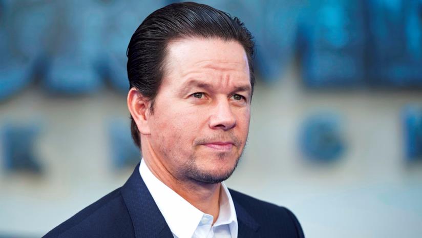 È Mark Wahlberg l'attore più pagato al mondo: l'interprete della saga di Transformers batte The Rock Mark Wahlberg alla prima di Transformers - L'Ultimo Cavaliere