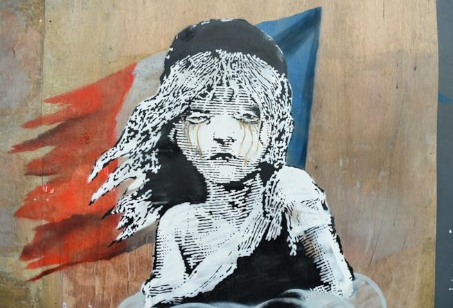 Banksy: scoperta l'identità dell'artista Uno dei recenti graffiti di Banksy dedicato ai miserabili di Calais