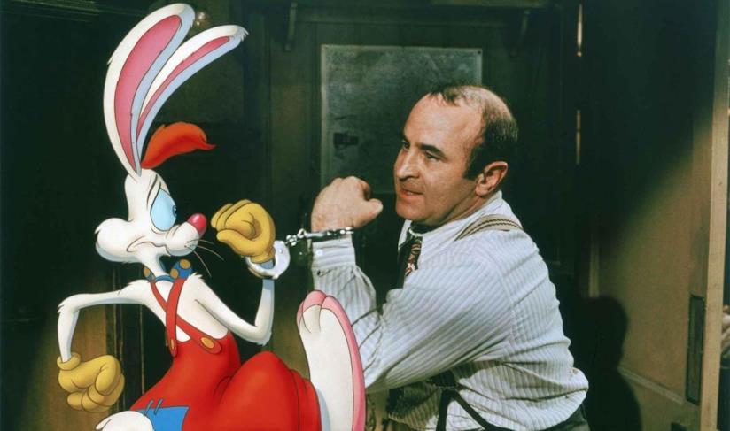 Chi ha incastrato Roger Rabbit, le curiosità sul film diretto da Robert Zemeckis Bob Hoskins e il coniglio Roger in una scena del film