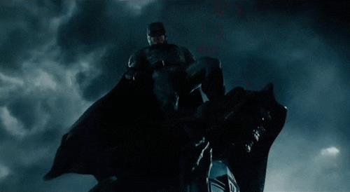 Batman incute sempre timore Batman su un gargoyle tra i lampi