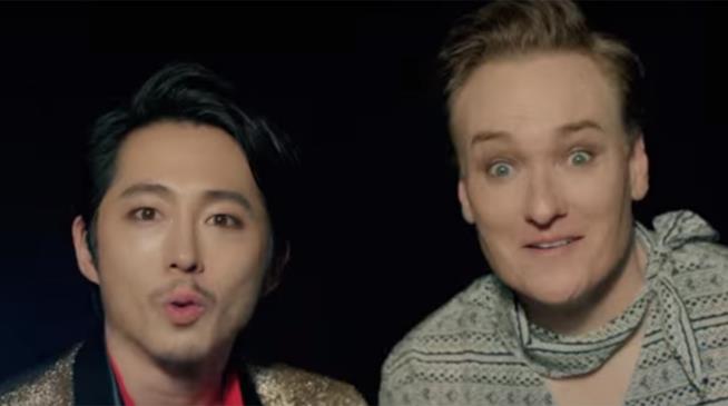 Steven Yeun e Conan O'Brien sono i protagonisti di un video di musica k-pop Steven Yeun e Conan O'Brien nei panni di cantanti k-pop