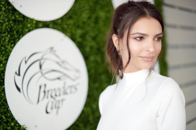 Emily Ratajkowski si spoglia su Instagram per festeggiare i 10 milioni di follower Primo piano di Emily Ratajkowski