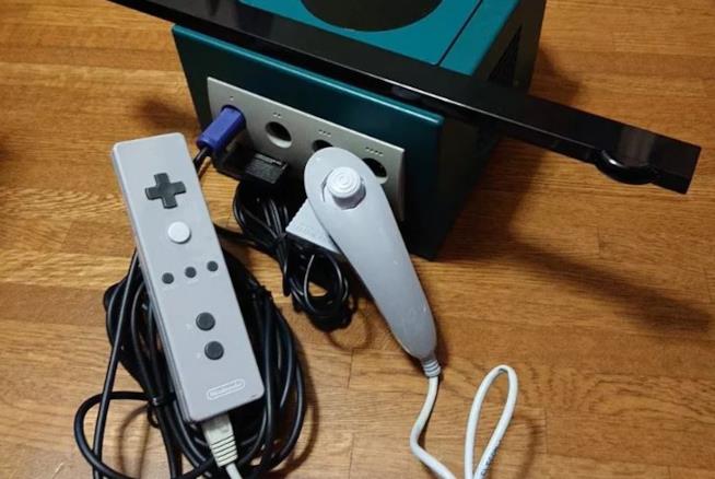 Un prototipo del controller di Wii era stato realizzato per GameCube Prototipo del Wiimote collegato al GameCube