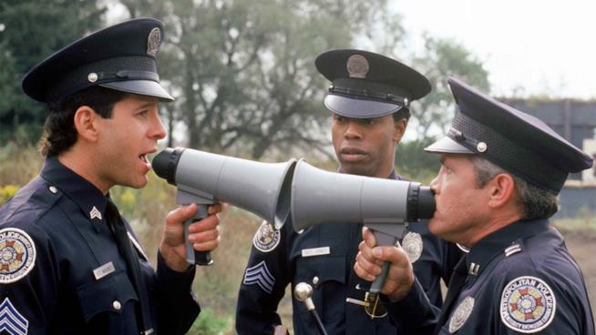 Scuola di polizia, presto un nuovo capitolo della saga demenziale Steve Guttenberg, Michael Winslow e G. W. Bailey in una scena del film