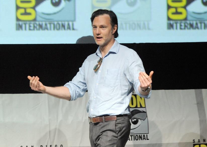 David Morrissey entra nel cast di Good Omens David Morrissey cammina a braccia spalancate sul palco della San Diego ComiCon