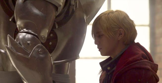 Fullmetal Alchemist: il live-action si è già guadagnato un sequel? Edward si appoggia all'armatura di Alphonse