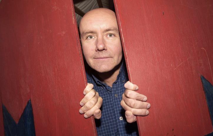 Irvine Welsh Irvine Welsh in mezzo a una porta