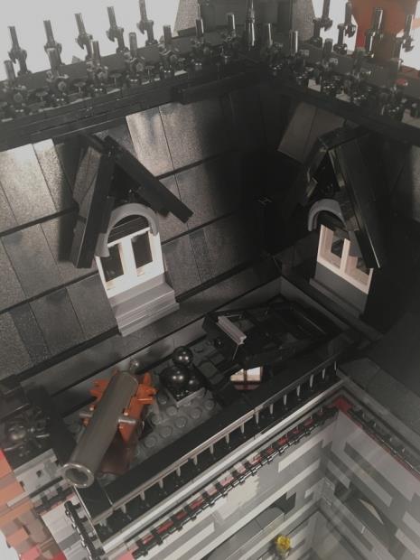 Cannone sul tetto della casa della famiglia Addams di LEGO Dettagli sul terrazzo e uncannone presenti nella casa della famiglia Addams di LEGO