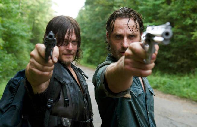 L'ingresso di Negan sarà il milgiore mai visto Daryl e Rick imbracciano la pistola in una scena di The Walking Dead