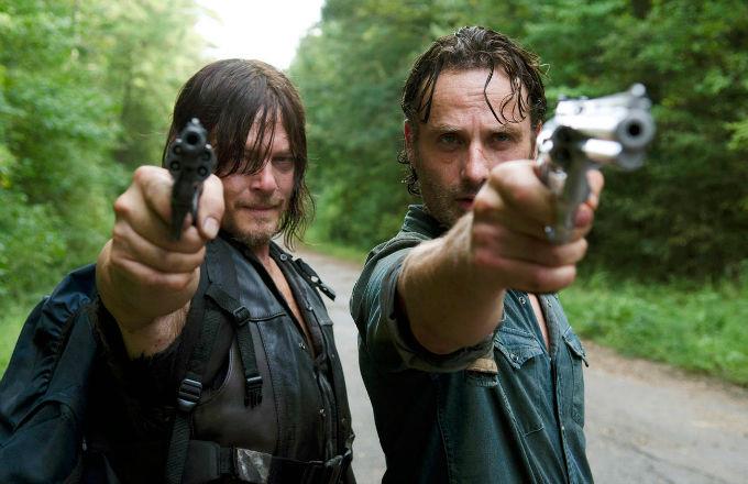 The Walking Dead sarebbe dovuto essere un procedural crime Rick e Daryl imbracciano la pistola in The Walking Dead