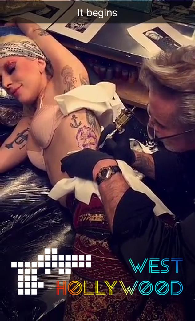 Lady Gaga e il tatuaggio di Bowie Lady Gaga si fa tatuare David Bowie sul fianco sinistro