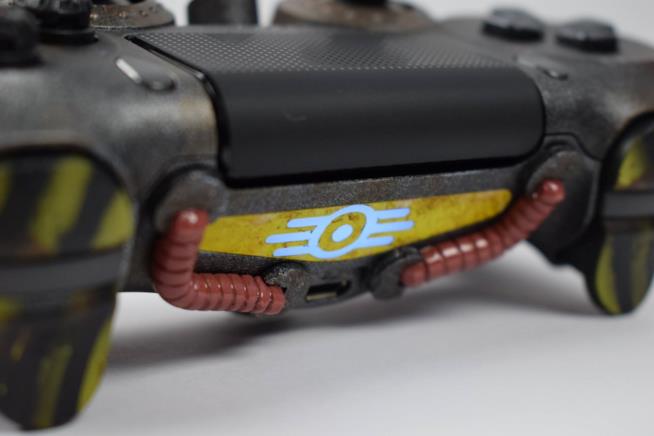 Fallout 76, ecco il controller personalizzato fan-made per PS4 Un dettaglio del controller personalizzato di Fallout 76