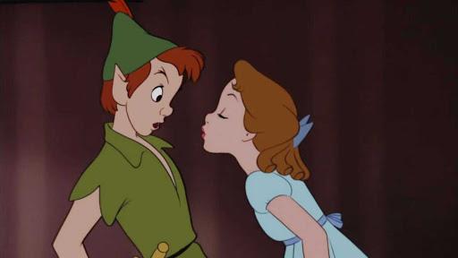Disney ha scelto i protagonisti del live-action di Peter Pan Peter Pan e Wendy mentre quest'ultima cerca di baciarlo