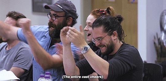 L'esultanza di Dempsie, McCann, Turner e Harington Il cast di GoT legge della morte del Night King