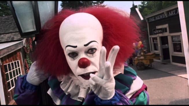 Il terribile clown Pennywise é l'assassino di bambini di IT Il clown Pennywise interpretato da Tim Curry