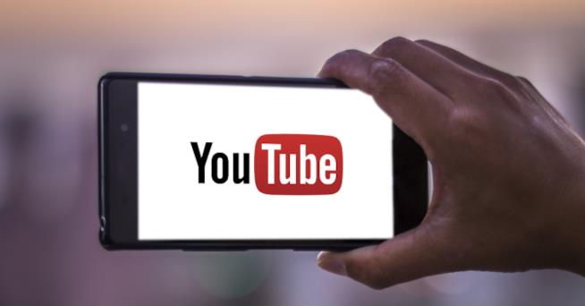 YouTube lancia importanti novità per il live streaming Smartphone con logo di YouTube in mostra