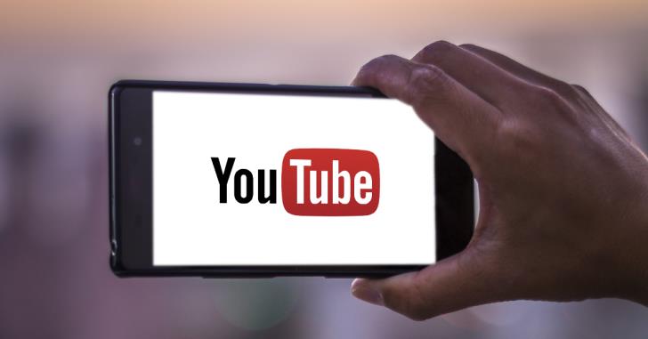 YouTube lancia importanti novità per il live streaming Smartphone con logo di YouTube in mostra