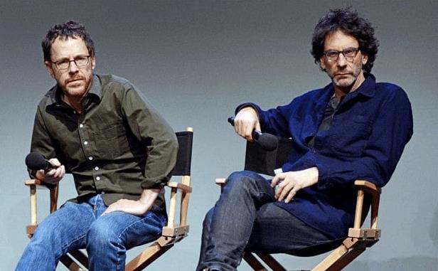 I fratelli Coen Una foto dei fratelli Coen sulle sedie da registi