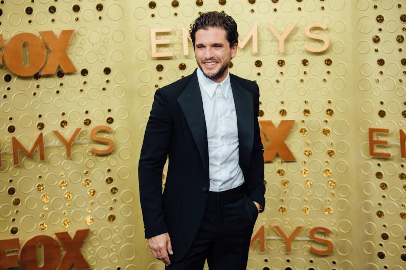 Kit Harington appare nuovamente in pubblico dopo la riabilitazione e commuove i fan con un lungo abbraccio con Sophie Turner Kit Harington agli Emmy 2019
