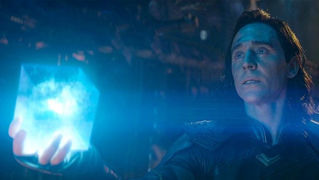 Avengers: Infinity War, ecco cosa sono le Gemme dell'Infinito Loki stringe nella mano il Tesseract nel trailer di Avengers: Infinity War