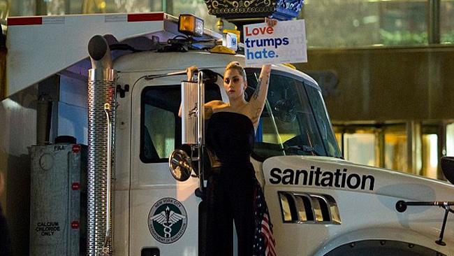Lady Gaga: protesta contro l'elezione di Donald Trump con tanto di cartello in mano Lady Gaga