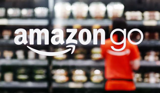 Apre a Seattle il primo negozio Amazon Go Il logo di Amazon Go nel negozio di Seattle