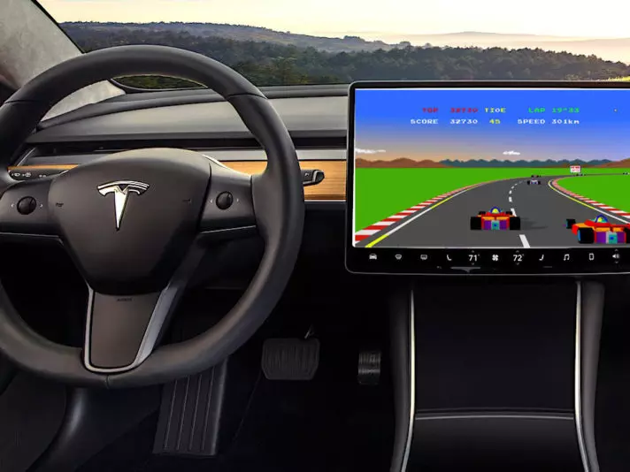 I giochi Atari installati nella Tesla I classici Atari nel display dell'Auto Tesla