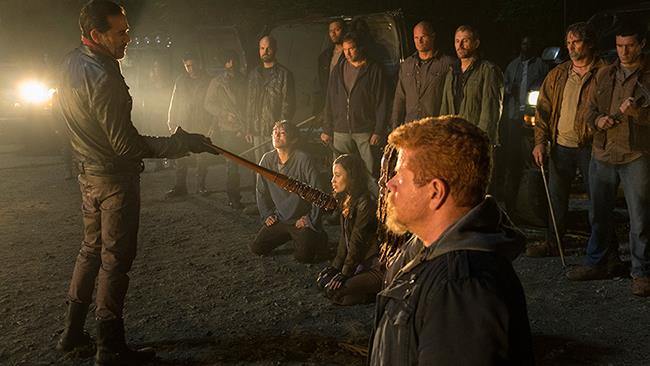 The Walking Dead: Jeffrey Dean Morgan interviene nella polemica per la t-shirt razzista Jeffrey Dean Morgan nei panni di Negan durante la scena della conta