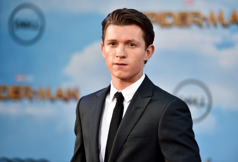 Tom Holland salva una fan da una massa di cacciatori di autografi Tom Holland salva una fan in pericolo