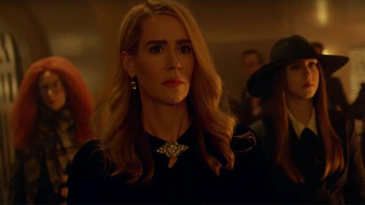 American Horror Story: le streghe in una scena dall'ottava stagione American Horror Story: le streghe in un'immagine dall'ottava stagione