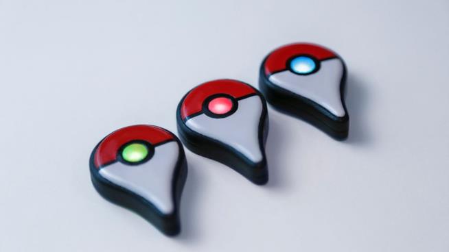L'uscita di Pokémon GO Plus slitta a settembre Tre Pokémon GO Plus si illuminano di colori diversi