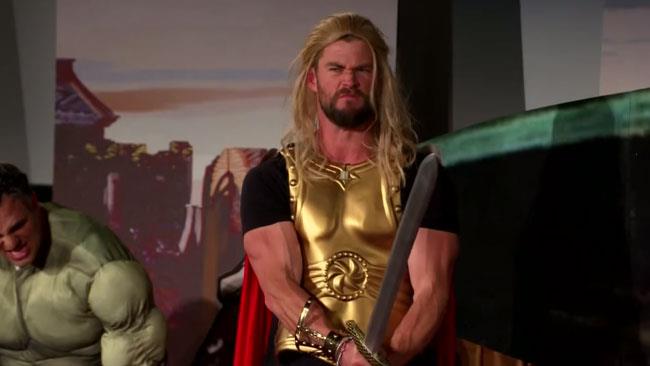 Una parodia in quattro dimensioni per Thor: Ragnarok Chris Hemsworth in una parodia di Thor