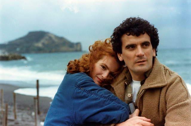Giuliana De Sio, splendida interprete del cinema anni '80 Giuliana De Sio e Massimo Troisi sul set di Scusate il ritardo