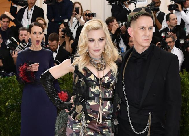 Madonna e Sarah Paulson al Met Gala La reazione di Sarah Paulson al look di Madonna al Met Gala 2017
