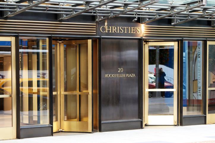Christie's, la famosa casa d'aste a Londra Insegna di Christie's sopra l'ingresso della famosa casa d'aste inglese