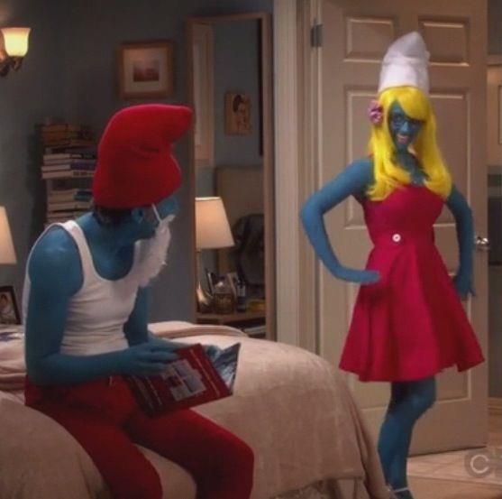 The Big Bang Theory: le maschere da Puffi Howard e Bernadette mascherati da Puffi