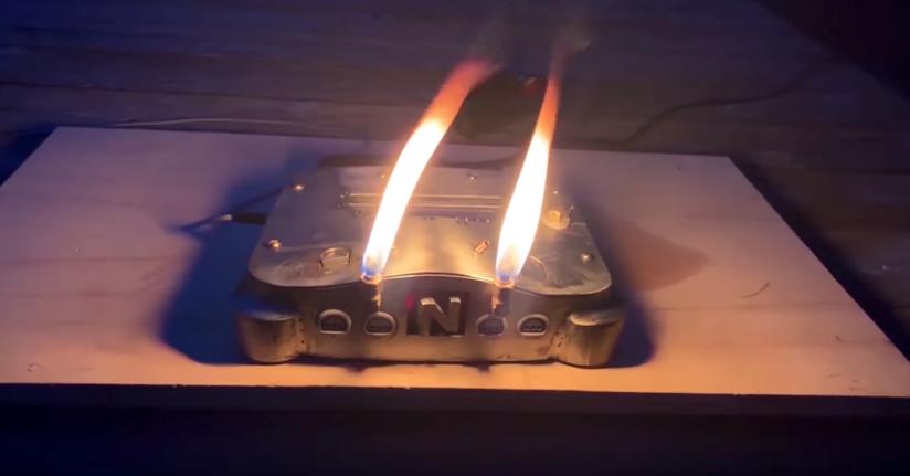 Modder realizza una console Nintendo 64 che sputa fuoco La Nintendo 64 infuocata in azione in un frame del video