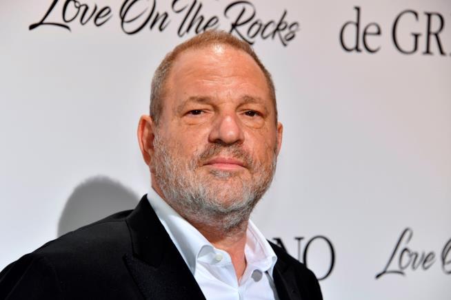 Harvey Weinstein: il produttore si consegna alle autorità e le star di Hollywood esprimono la loro gioia Harvey Weinstein