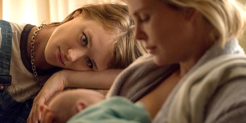 Mackenzie Davis è la tata nel film Tully Mackenzie Davis