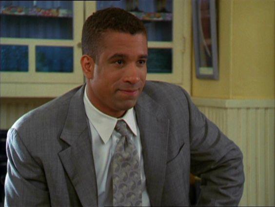 Darryl Darryl Morris in giacca e cravatta che sorride