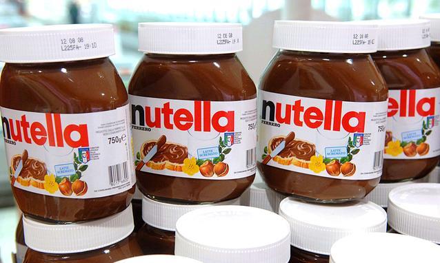 Risse nei supermercati in Francia per la Nutella scontata al 70% Primo piano di alcuni barattoli di Nutella esposti in un supermercato