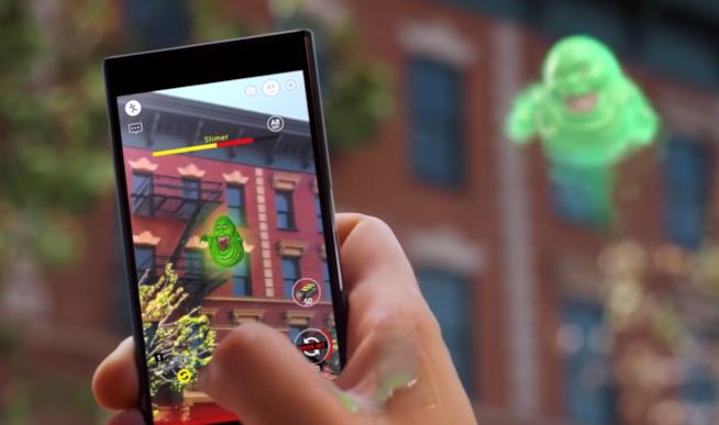 Ghostbusters World è un nuovo gioco in realtà aumentata per smartphone Ghostbusters World in funzione su uno smartphone mostra Slimer in realtà aumentata