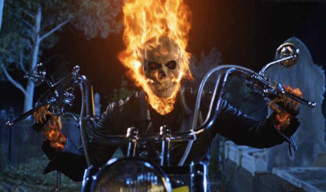 Ghost Rider, l'adattamento cinematografico del biker Marvel Nicolas Cage in una scena del film