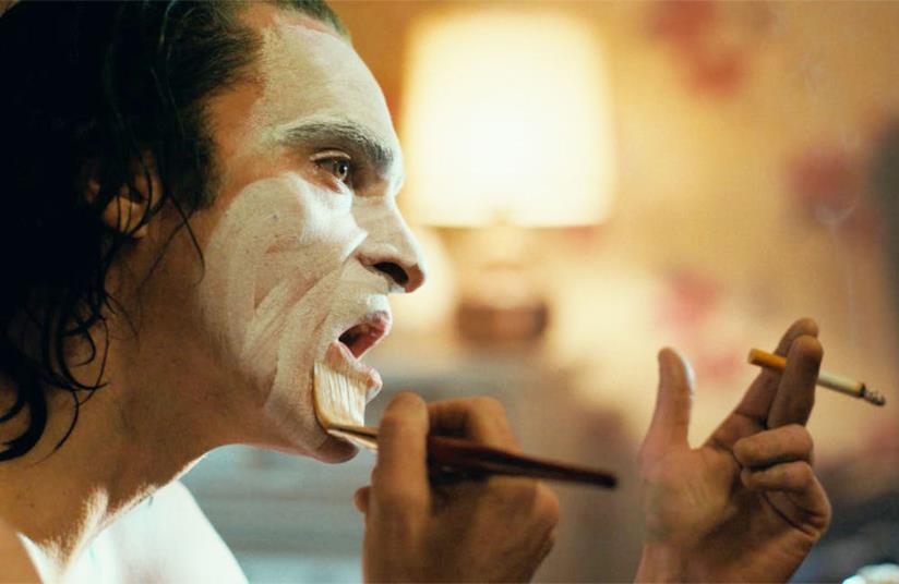 Joker: Joaquin Phoenix racconta com'è cambiato il film durante le riprese Un primo piano di Joaquin Phoenix sul set di Joker