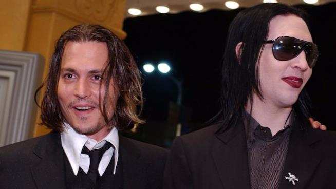 Marilyn Manson sta dalla parte di Johnny Depp nel controverso divorzio da Amber Heard Johnny Depp e Marilyn Manson partecipano insieme da buoni amici a un evento